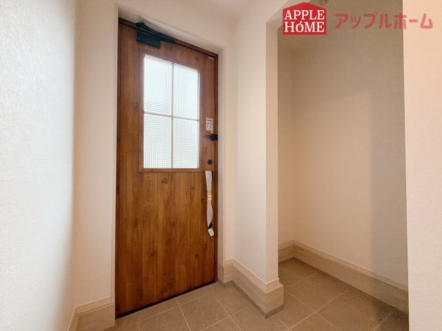 [新築住宅] 鶴ヶ島市五味ヶ谷 12期 全1棟の玄関|明るくて清潔感溢れる玄関。便利な下駄箱収納付きです♪散らかりがちな玄関もすっきりと片付きます。