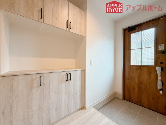 [新築住宅] 鶴ヶ島市五味ヶ谷 12期 全1棟の玄関|上下棚にたっぷり靴を収納できます。「ただいま」と玄関を開けた瞬間から、奥に広がる空間を明るい室内を感じられますね♪