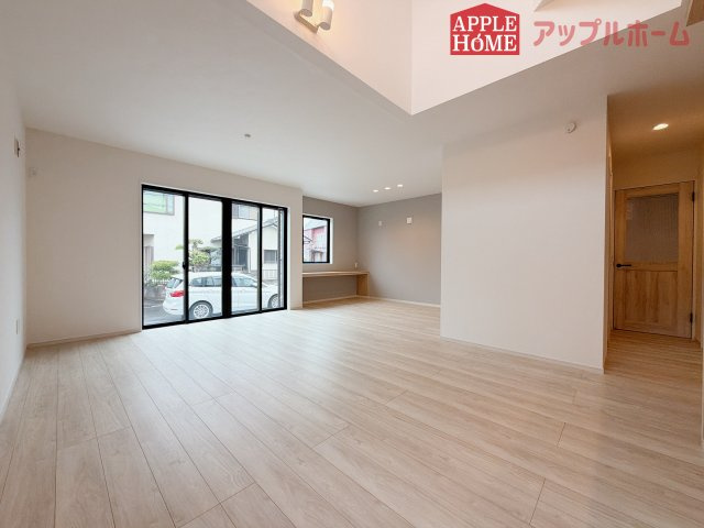 [新築住宅] 鶴ヶ島市五味ヶ谷 12期 全1棟の居間・リビング|窓から差し込む光で家族を温かく包み込みます。明るいリビングで子育てする喜びを☆いつでも見学可能です！