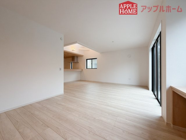 [新築住宅] 鶴ヶ島市五味ヶ谷 12期 全1棟の居間・リビング|広々リビング×対面キッチンで家族の会話も弾みます♪家族団らんの秘訣は間取りにあり☆夢のマイホームを一緒に叶えましょう！