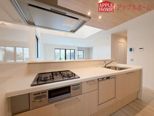 [新築住宅] 鶴ヶ島市五味ヶ谷 12期 全1棟のキッチン|キッチンから部屋中が見守れるので、小さなお子様がいるご家庭でも安心です。シンプル×ナチュラルな温かい空間は、どんなスタイルの家具も合わせやすいお部屋です。