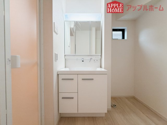[新築住宅] 鶴ヶ島市五味ヶ谷 12期 全1棟の独立洗面台|ゆとりの洗面スペースで朝の身支度も快適スムーズに。３面鏡で髪のセットやお化粧もストレスなくこなせ、朝から気分良く通勤通学に向かえそうですね！鏡の裏にはたっぷりと収納スペースを標準装備