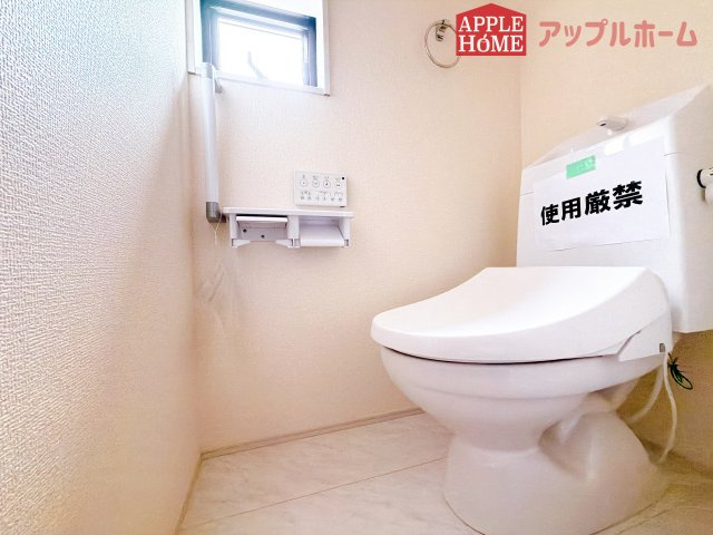[新築住宅] 鶴ヶ島市脚折 第27 全1棟のトイレ|白を基調とした清潔感のある明るい空間。温水洗浄便座付きで、毎日快適・清潔に使用できます。操作しやすい壁面リモコンを採用しています。
