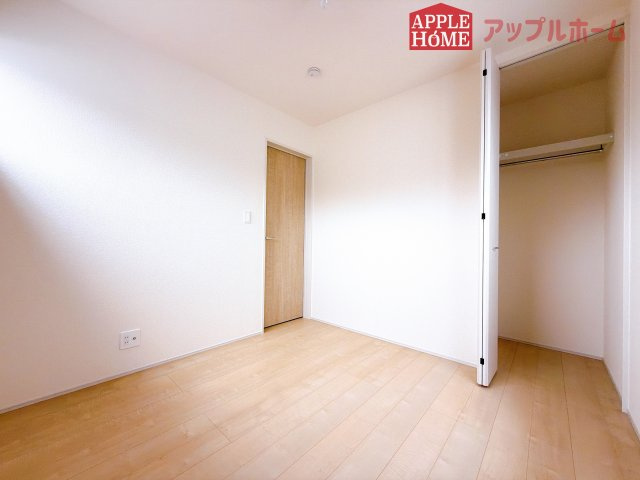 [新築住宅] 鶴ヶ島市脚折 第27 全1棟の洋室|２階居室は全室収納あり！たっぷりある収納活用でお部屋もキレイを保てます♪