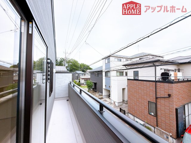 [新築住宅] 鶴ヶ島市脚折 第27 全1棟のバルコニー|家族分の洗濯物もしっかり干せます。日当たりも良く、毎日のお洗濯が楽しくなりそう♪お布団は手軽に干せていつもポカポカに☆