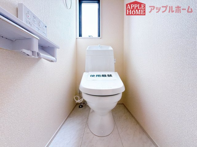 [新築住宅] 鶴ヶ島市脚折 第27 全1棟のトイレ|白を基調とした清潔感のある明るい空間。温水洗浄便座付きで、毎日快適・清潔に使用できます。操作しやすい壁面リモコンを採用しています。