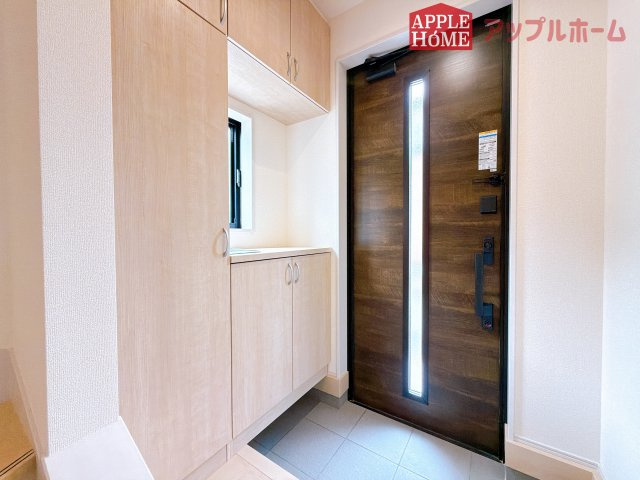 [新築住宅] 鶴ヶ島市脚折 第27 全1棟の玄関|上下棚にたっぷり靴を収納できます。「ただいま」と玄関を開けた瞬間から、奥に広がる空間を明るい室内を感じられますね♪