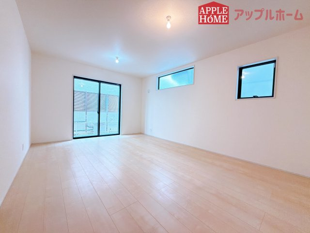 [新築住宅] 鶴ヶ島市脚折 第27 全1棟の居間・リビング|窓から差し込む光で家族を温かく包み込みます。明るいリビングで子育てする喜びを☆いつでも見学可能です！