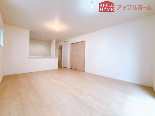 [新築住宅] 鶴ヶ島市脚折 第27 全1棟の居間・リビング|広々リビング×対面キッチンで家族の会話も弾みます♪家族団らんの秘訣は間取りにあり☆夢のマイホームを一緒に叶えましょう！