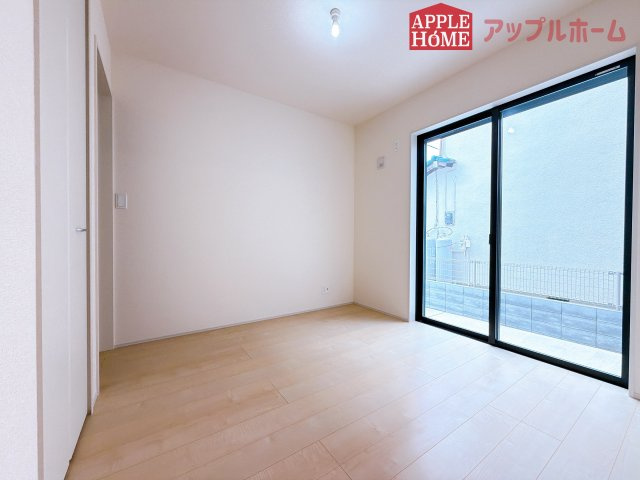[新築住宅] 鶴ヶ島市脚折 第27 全1棟の洋室|クローゼット付きの洋室は、収納スペースが豊富で部屋全体がすっきりと片付きやすいのが特徴です。衣類や荷物を整理しやすく、生活感を抑えた洗練された空間を保てます。