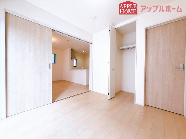 [新築住宅] 鶴ヶ島市脚折 第27 全1棟の洋室|クローゼット付きの洋室は、収納スペースが豊富で部屋全体がすっきりと片付きやすいのが特徴です。衣類や荷物を整理しやすく、生活感を抑えた洗練された空間を保てます。