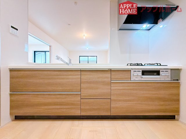 [新築住宅] 鶴ヶ島市脚折 第27 全1棟のキッチン|キッチンから部屋中が見守れるので、小さなお子様がいるご家庭でも安心です。シンプル×ナチュラルな温かい空間は、どんなスタイルの家具も合わせやすいお部屋です。