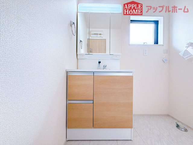 [新築住宅] 鶴ヶ島市脚折 第27 全1棟の独立洗面台|三面鏡付きの洗面化粧台ですので、たっぷりと収納いただけます。白を基調とした清潔感のある快適空間です。毎日の身支度も気持ち良くお使い頂けます！！