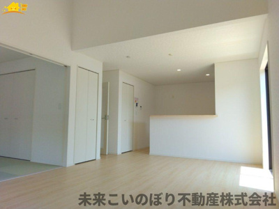 【居間・リビング】 | Cradlegarden加須市馬内第3　2号棟 | 一日の中で多くの時間を過すことになるリビングダイニングだからこそ、いつも穏やかな空間であることが必然。爽やかな通風と採光を存分に感じる事が出来る空間です。