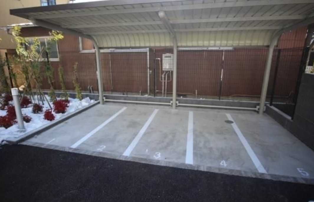 LIBRGRANT世田谷弦巻　ネット無料　築浅　オートロックの駐車場