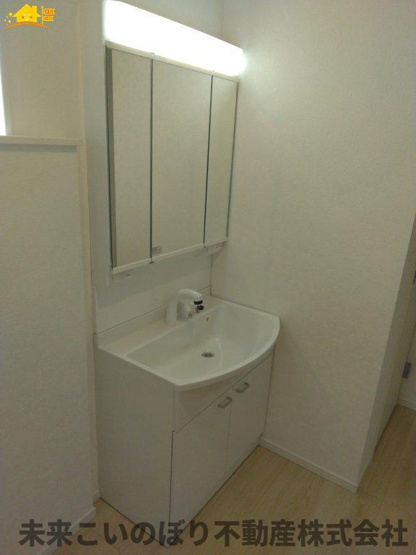 【独立洗面台】 | Cradlegarden加須市北下新井第5　4号棟 | 鏡の裏は収納になっています。
スッキリ収納ができます！
