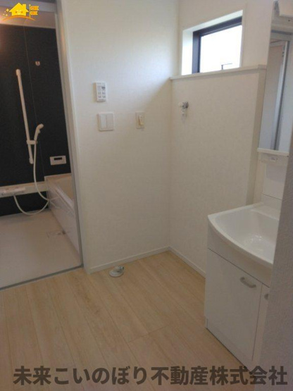 【脱衣所】 | Cradlegarden加須市北下新井第5　4号棟 | 洗面脱衣室には窓があり空気の入れ替えが出来カビの防止対策できますよ。