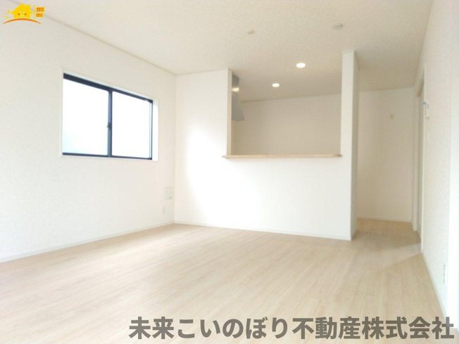 【居間・リビング】 | Cradlegarden加須市北下新井第5　4号棟 | 一日の中で多くの時間を過すことになるリビングダイニングだからこそ、いつも穏やかな空間であることが必然。爽やかな通風と採光を存分に感じる事が出来る空間です。