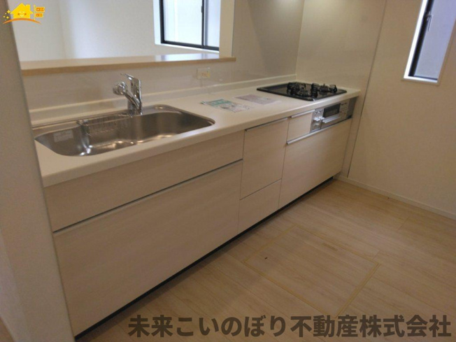 【キッチン】 | Cradlegarden加須市北下新井第5　4号棟 | 対面キッチンならつくりたてのお料理をすぐに食卓へ♪配膳しながら調理ができるので調理スペースを広く使用でき、作業効率も上がります♪