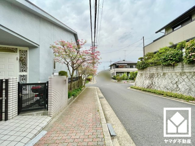 宇治市寺山台２丁目の前面道路含む現地写真