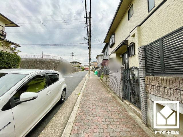 宇治市寺山台２丁目の前面道路含む現地写真