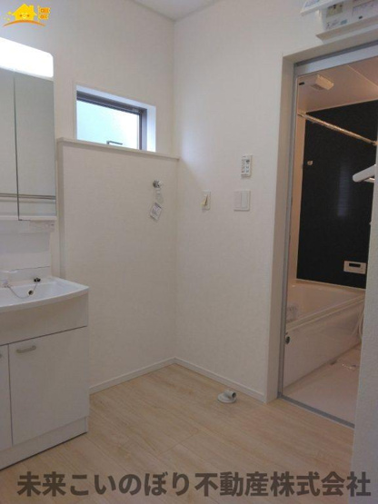 【脱衣所】 | Cradlegarden加須市北下新井第5　3号棟 | 洗面脱衣室には窓があり空気の入れ替えが出来カビの防止対策できますよ。