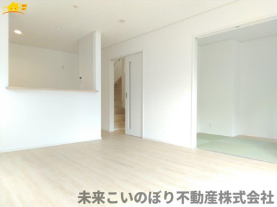 【居間・リビング】 | Cradlegarden加須市北下新井第5　3号棟 | 一日の中で多くの時間を過すことになるリビングダイニングだからこそ、いつも穏やかな空間であることが必然。爽やかな通風と採光を存分に感じる事が出来る空間です。