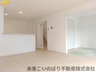 【居間・リビング】 | Cradlegarden加須市北下新井第5　2号棟 | 一日の中で多くの時間を過すことになるリビングダイニングだからこそ、いつも穏やかな空間であることが必然。爽やかな通風と採光を存分に感じる事が出来る空間です。