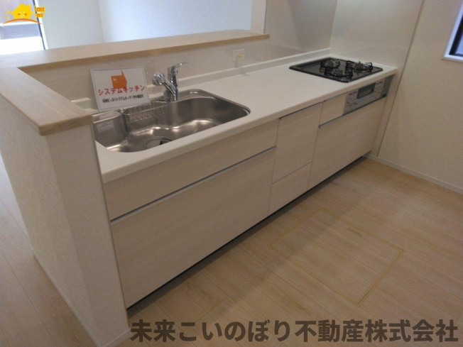 【キッチン】 | Cradlegarden加須市北下新井第5　2号棟 | 対面キッチンならつくりたてのお料理をすぐに食卓へ♪配膳しながら調理ができるので調理スペースを広く使用でき、作業効率も上がります♪