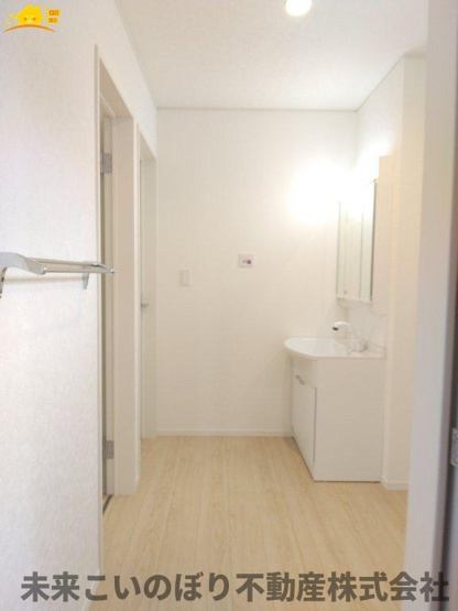 【脱衣所】 | Cradlegarden加須市北下新井第5　1号棟 | 洗面脱衣室には窓があり空気の入れ替えが出来カビの防止対策できますよ。