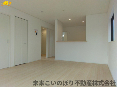 【居間・リビング】 | Cradlegarden加須市北下新井第5　1号棟 | 一日の中で多くの時間を過すことになるリビングダイニングだからこそ、いつも穏やかな空間であることが必然。爽やかな通風と採光を存分に感じる事が出来る空間です。