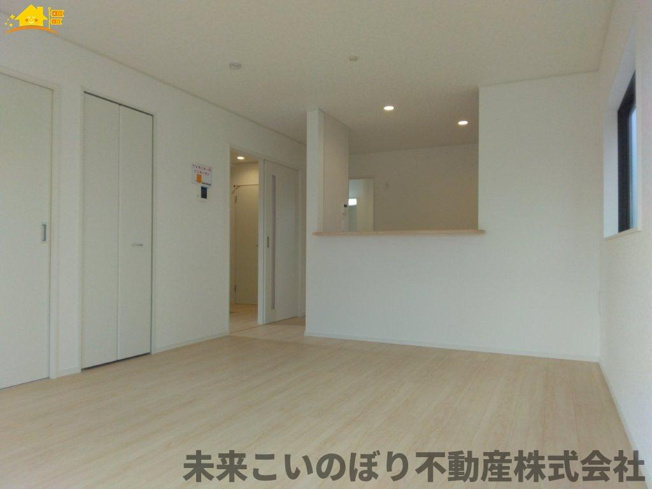 【居間・リビング】 | Cradlegarden加須市北下新井第5　1号棟 | 一日の中で多くの時間を過すことになるリビングダイニングだからこそ、いつも穏やかな空間であることが必然。爽やかな通風と採光を存分に感じる事が出来る空間です。