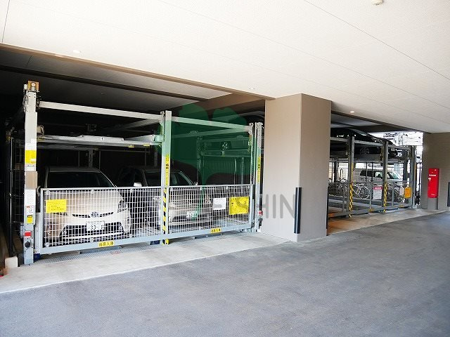 エンクレストベイ天神東2の駐車場
