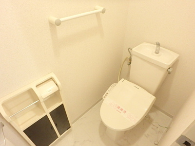 トイレには快適な温水洗浄便座付き