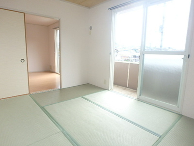 明るい陽射しが射し込む和室6帖