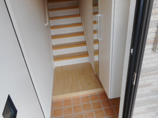 サーム・ヴェリテの玄関