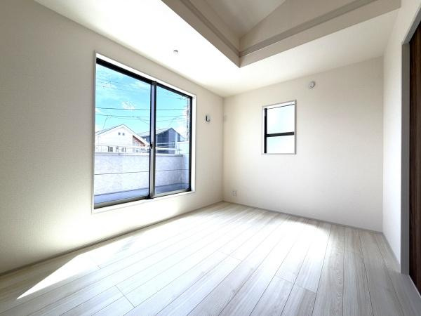 横浜市磯子区洋光台１丁目の新築一戸建の洋室|二面採光の明るく、落ち着きのある洋室！
休日はこちらでおくつろぎ下さい♪