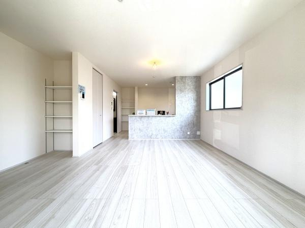 横浜市磯子区洋光台１丁目の新築一戸建の居間・リビング|自慢したくなるリビング！
形も良く家具の配置にも困りません。