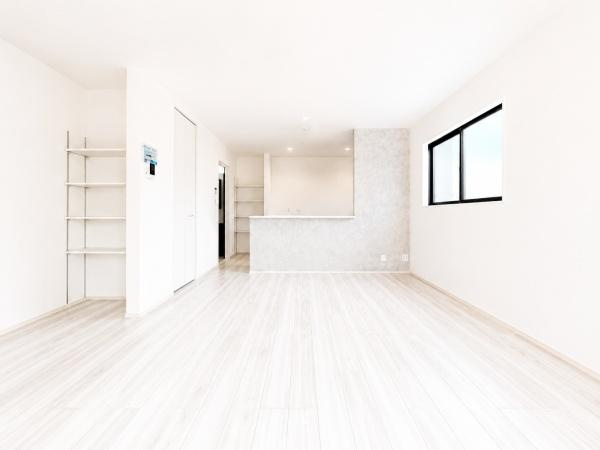 横浜市磯子区洋光台１丁目の新築一戸建の居間・リビング|自慢したくなるリビング！
形も良く家具の配置にも困りません。