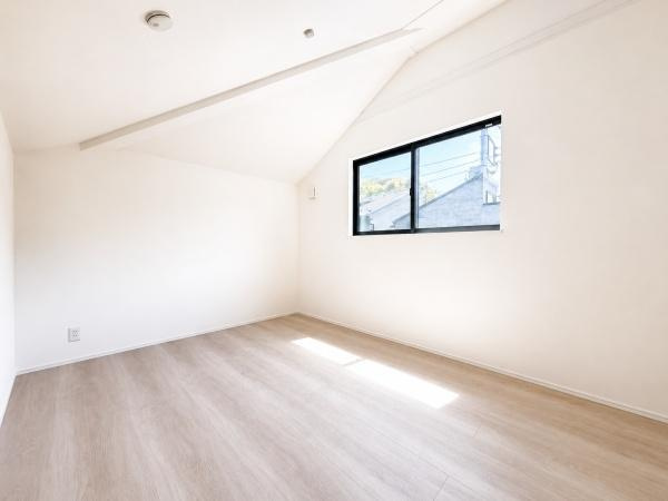 横浜市中区本牧間門の新築一戸建の洋室|窓からの光が嬉しい洋室です。
収納もあり、荷物が多い方にも安心です♪
