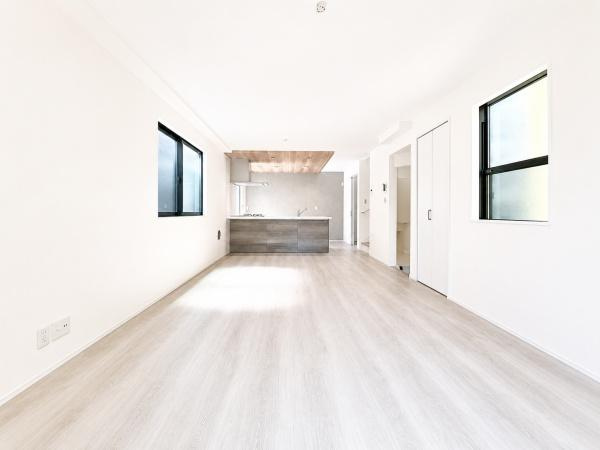 横浜市中区本牧間門の新築一戸建の居間・リビング|家族が自然と集まるリビングは
落ち着きのある空間です♪