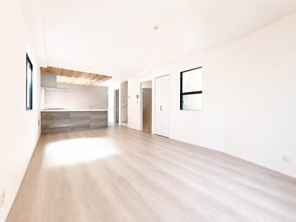 横浜市中区本牧間門の新築一戸建の居間・リビング|明るいLDK！！
陽当たり良好です。
