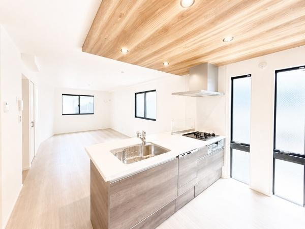横浜市中区本牧間門の新築一戸建の居間・リビング|対面式のキッチンはお料理中でも家族とのお話も弾みます。
