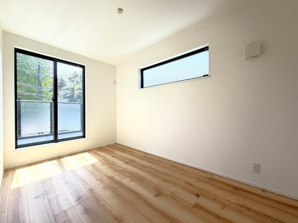 横浜市中区本牧間門の新築一戸建の洋室|二面採光の明るく、落ち着きのある洋室！
休日はこちらでおくつろぎ下さい♪