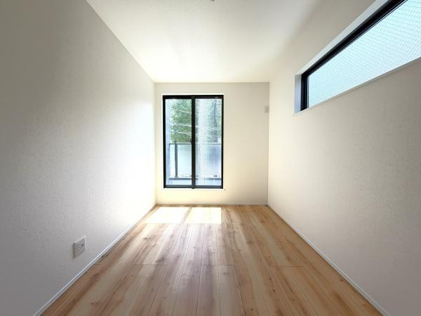 横浜市中区本牧間門の新築一戸建の洋室|窓からの光が嬉しい洋室です。
収納もあり、荷物が多い方にも安心です♪
