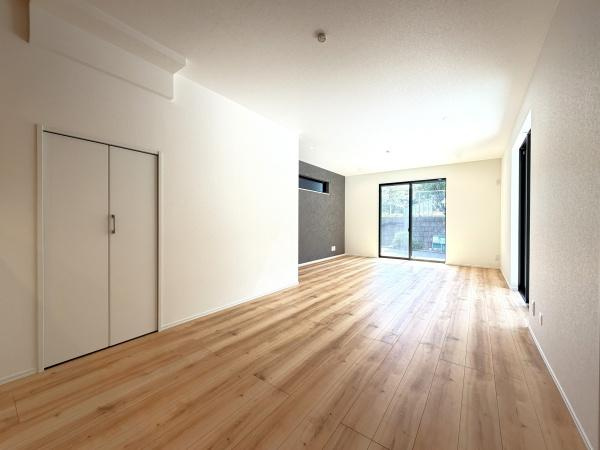 横浜市中区本牧間門の新築一戸建の居間・リビング|家族が自然と集まるリビングは
落ち着きのある空間です♪