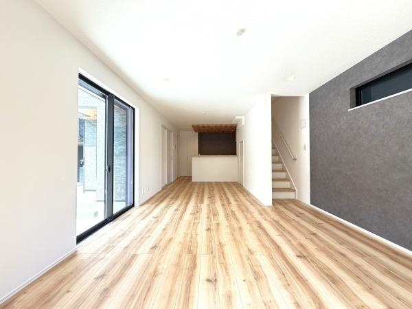 横浜市中区本牧間門の新築一戸建の居間・リビング|窓からは明るい光が差し込みます！
電気をつけなくても明るいです。