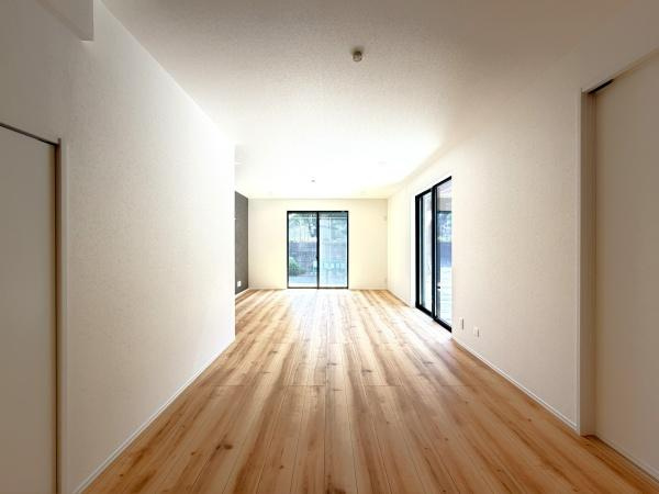 横浜市中区本牧間門の新築一戸建の居間・リビング|対面式のキッチンはお料理中でも家族とのお話も弾みます。
