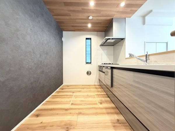 横浜市中区本牧間門の新築一戸建のキッチン|広々としたキッチンは、
落ち着いて料理が出来ます！