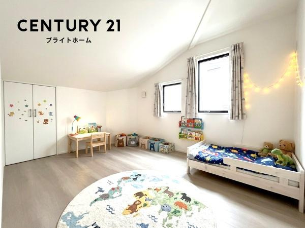 横浜市中区本牧間門の新築一戸建の洋室|窓からの光が嬉しい洋室です。
収納もあり、荷物が多い方にも安心です♪
※家具等はCGでの参考レイアウトです。